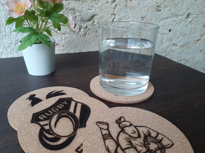 Dessous de verre sur une table avec un verre